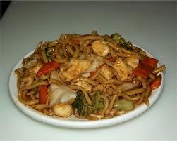 YAKISOBA DE FRANGO